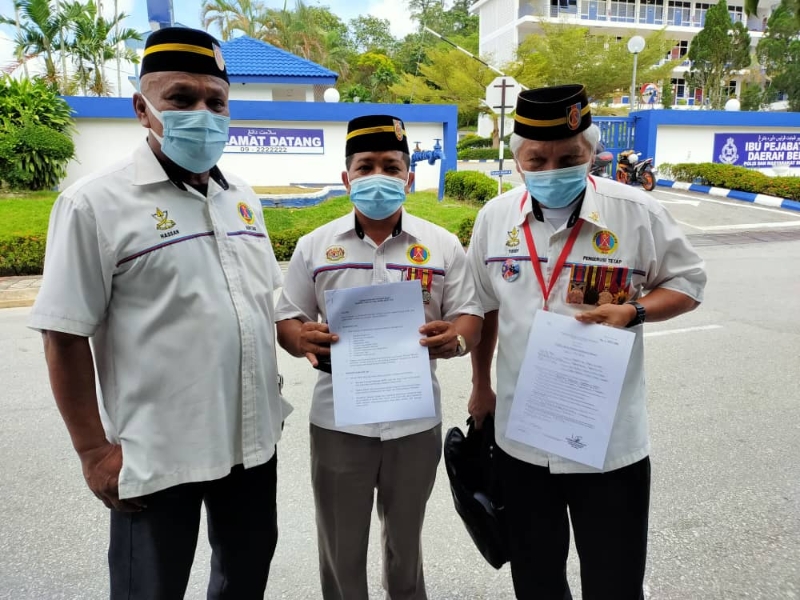尤索（右起）、哈山和旺亚末出示吉隆坡警察总部批准的筹款函件，以证明他们不是欺骗诈财。