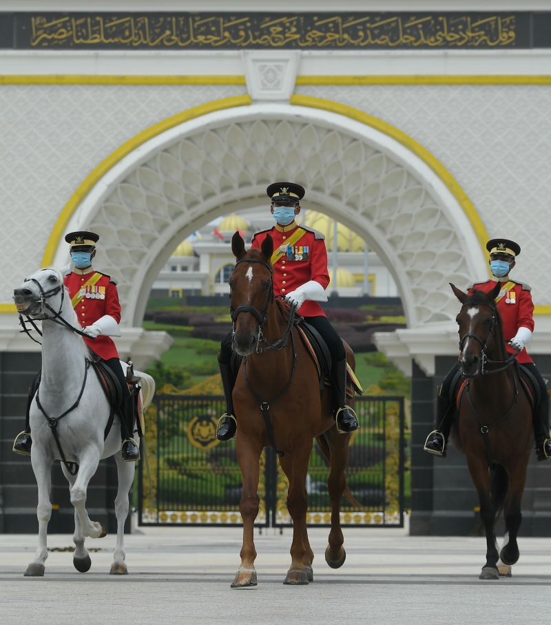 21中队骑兵礼仪部队（21 SIB）在马来统治者召开会议期间，在国家皇宫进行巡视任务。