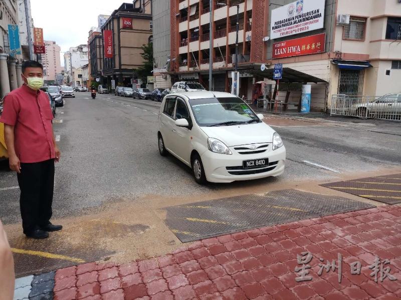 郑国球说，道路与砖块路段的衔接处依然使用铁片，附近也没有告示牌或减速线警告驾车人士。