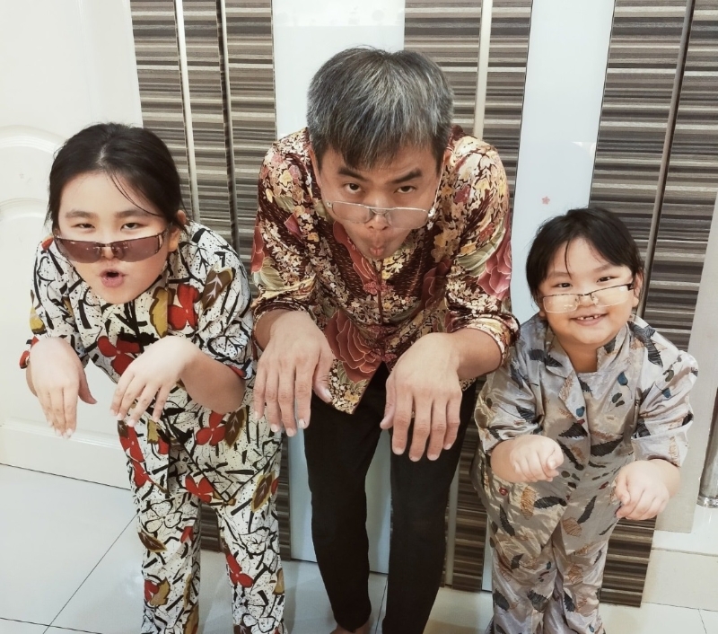 陈宝源和两名女儿乔扮为陈婆婆。