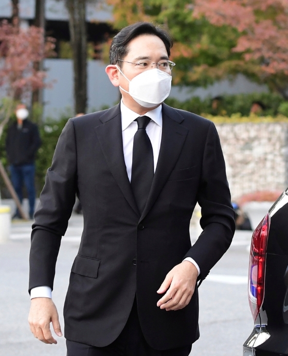 李健熙的独子、三星电子副会长李在镕戴着口罩，抵达首尔的殡仪馆。（美联社照片）