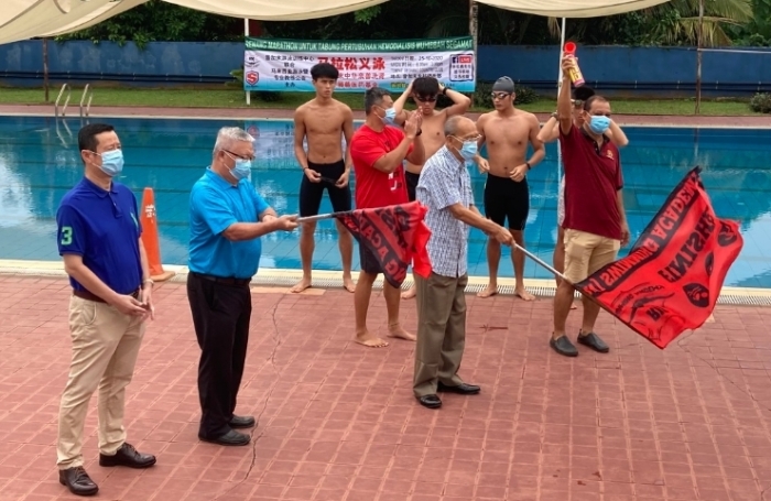 李煌治（左起）陪同赖景添和陈孟通主持马拉松义泳挥旗礼。