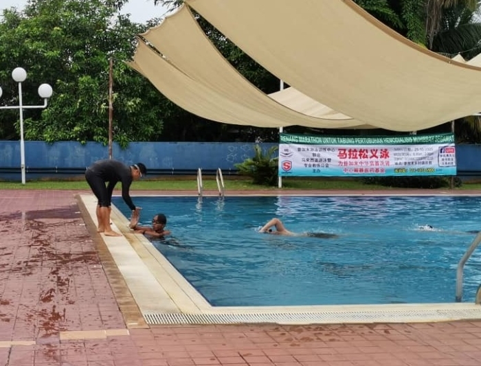 义泳参与者平均每人游20分钟，至活动结束共累计73公里泳程。