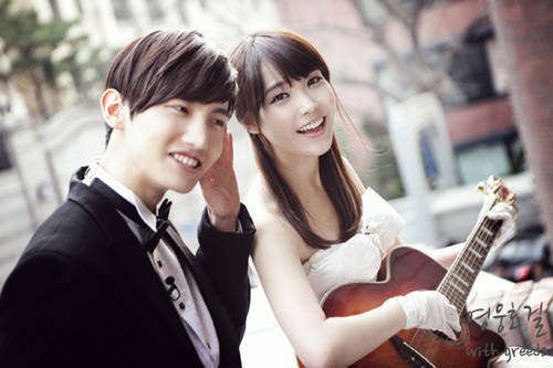 其实这是昌珉和IU为某综艺节目拍的结婚画报。