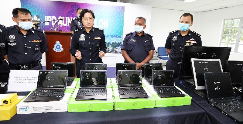 莎法阿顿（左二）召开新闻发布会揭发7名匪徒连干13案落网。