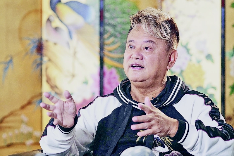 陈百祥接受新华社访问，对于被赞扬是新一代演艺人的模范，他谦称只是做分内事。