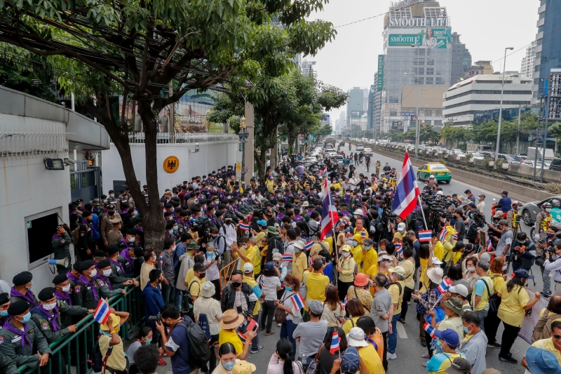 大批保皇派抗议者聚集在德国驻曼谷大使馆外，以表对长年居住在德国的泰王哇集拉隆功的忠心。（美联社照片）