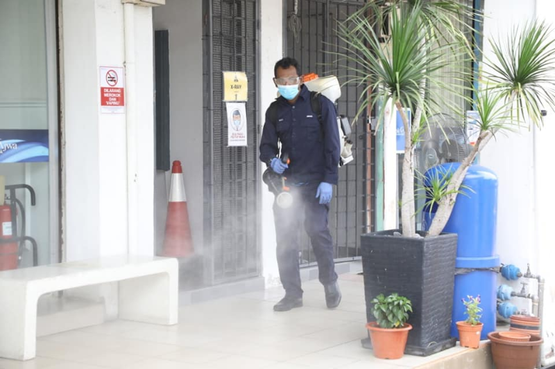 市政厅卫生小组人员在沙亚南商业区进行消毒工作，寻求把防疫工作做到滴水不漏。