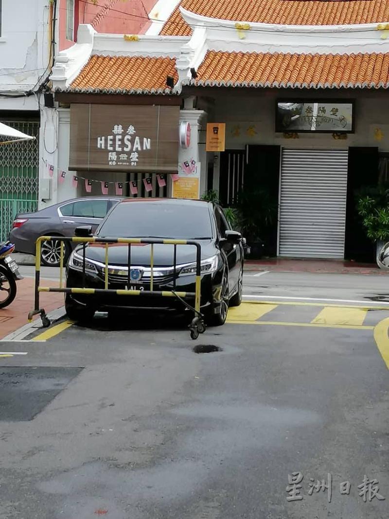 刘志良认为，诺依占的官车违规停在海山街路口，希望警方一视同仁执法。