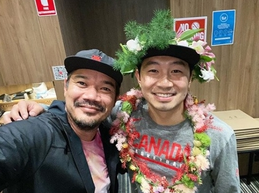 加拿大籍华裔男演员刘思慕（右）在IG贴出和《上气》导演德斯汀丹尼尔克雷顿合照，庆祝电影杀青。