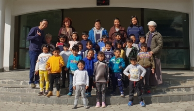 2018年到尼泊尔为地震失去家园的孩童授课。