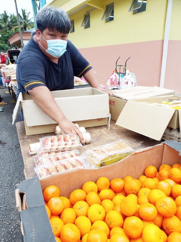 王绍安在行管令期间，添加售卖水果，以期通过多样化的选择吸引顾客。
