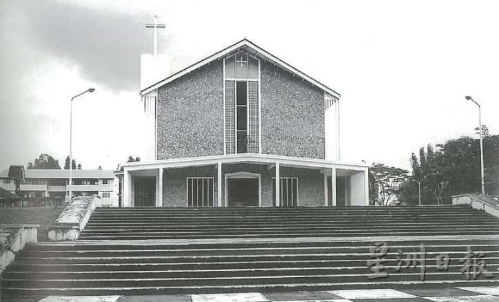 目前使用中的圣多玛教堂在1965年落成。（图：150 Years of The Anglican Church In Borneo 1848-1998）

