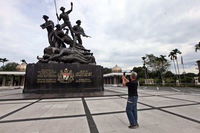 只有寥寥数人到访国家纪念碑拍照留念。
