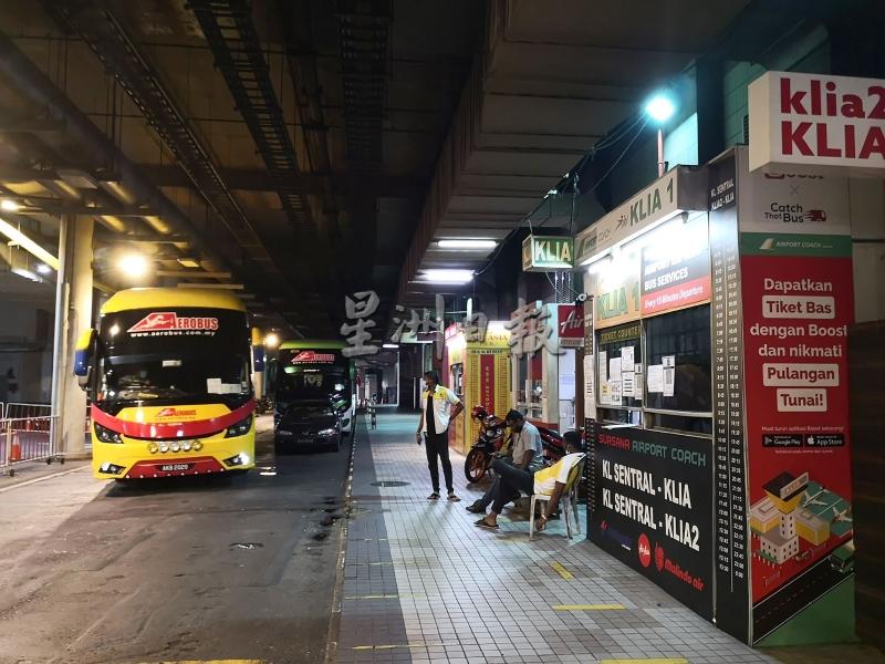 吉隆坡中环广场的巴士站只有一个售票柜台营业，惟不见乘客在等候巴士前往吉隆坡国际机场或吉隆坡第二国际机场。

