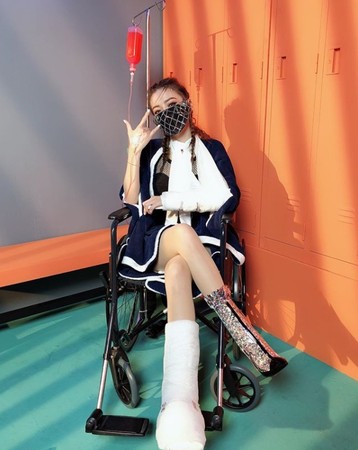 谢金燕上传坐轮椅照、吊点滴又打石膏的照片，让粉丝误会她受伤了。