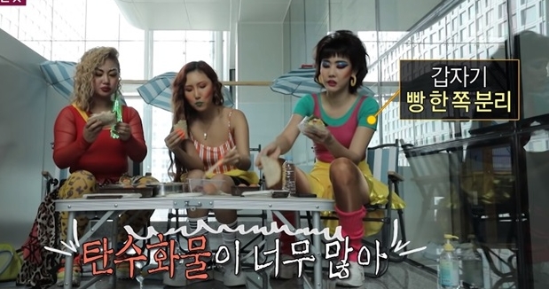 华莎、韩惠珍和朴娜勑在限定节目《女人们的隐秘派对》，提到女星独特的三文治吃法，引起网民的讨论。