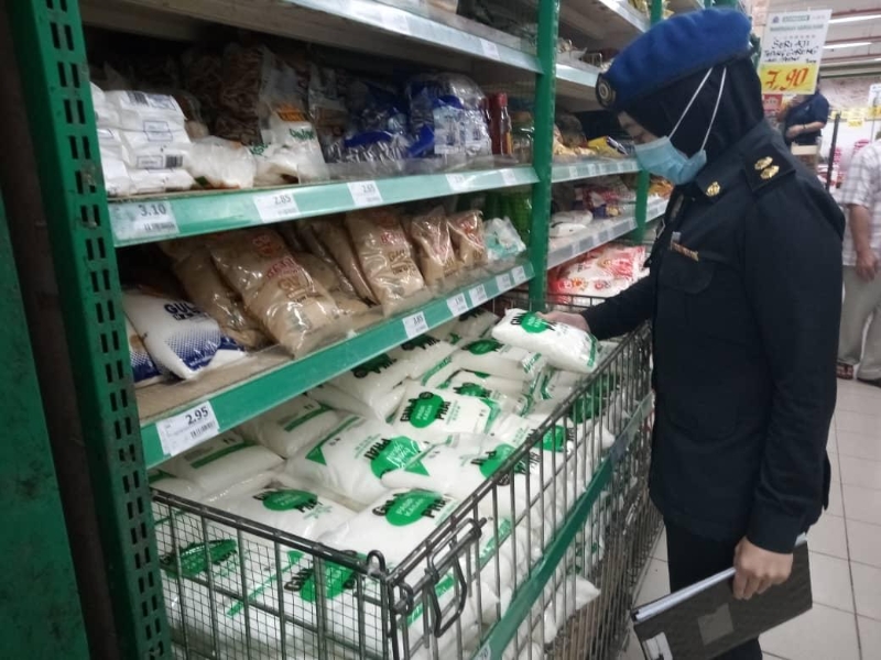 雪州贸消局官员检查超市白糖供应量，确保符合市场需求和价格合理。

