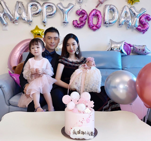 贾晓晨26日突然公布二女儿“小饭团”已满月，并分享一家四口的照片，樊少皇随后也转发老婆的微博。