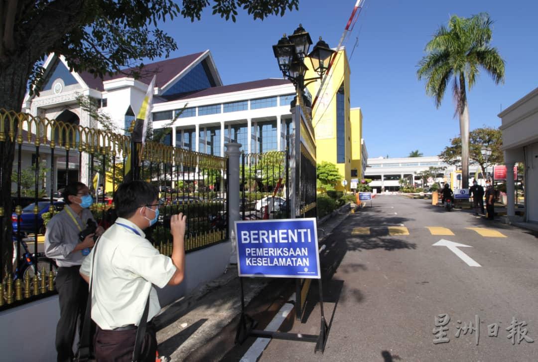 媒体守在霹雳州政府大厦入口，以拍摄朝野议员进入的照片。

