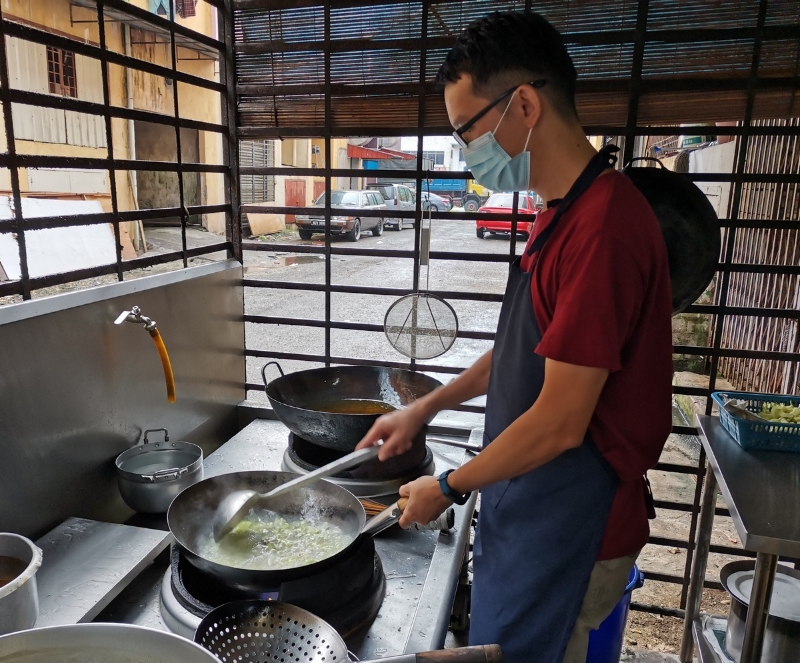 尽管厨房有主厨协助，黄文彬还是会亲自下厨以对厨艺保持熟练。