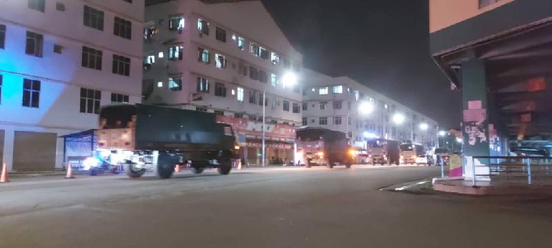 多辆军警罗里在晚上10时许抵达加影巴士总站。