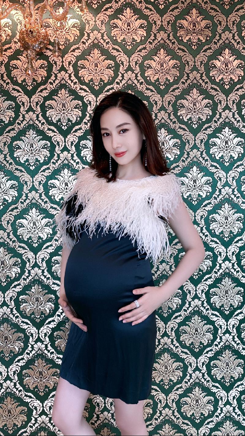 贾晓晨9月20日过生日时才公布怀上第2胎的喜讯，没想到10月26日突然公布二女儿“小饭团”已满月。