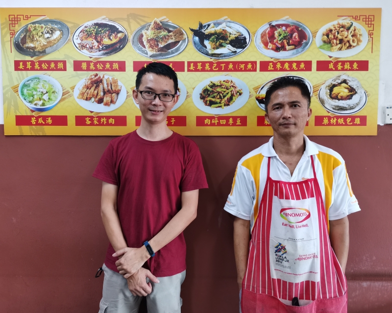黄文彬（左）与饭店主厨黄家成联手为食客烹煮道道美食。