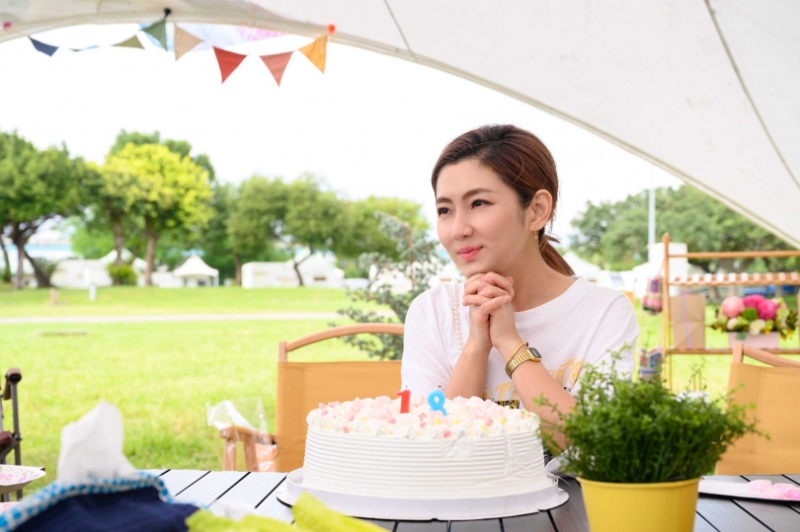 Selina将在31日欢庆39岁生日，工作人员在她的新歌《四季》媒体演餐会提前为她庆生。