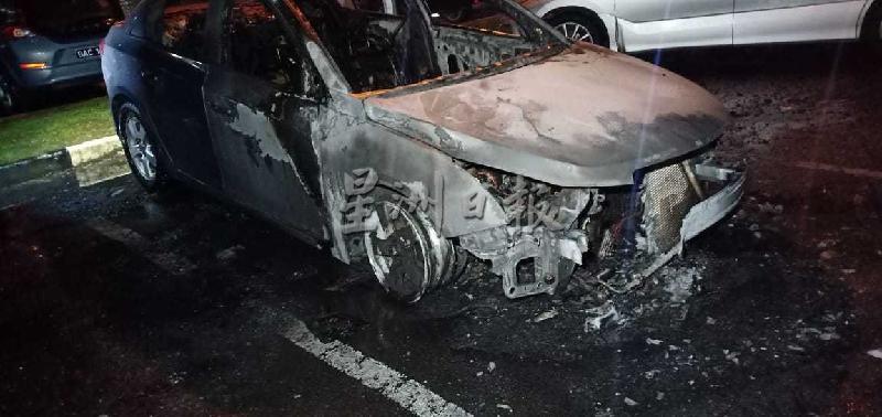 一辆停泊在斯市苏丹沙里夫阿里伊斯兰大学泊车场附近的银色汽车昨日凌晨起火，车辆严重烧毁。