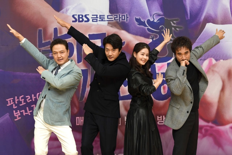 韩剧《延迟的正义》27日举行线上发布会，4位主演郑雄仁（左起）、权相佑、金珠贤及裴晟佑皆出席。