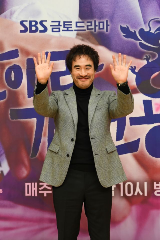 近年来颇受观众好评，并拿下《第54届大钟奖》最佳男配角的裴晟佑，这次在《延迟的正义》中饰演一名记者。