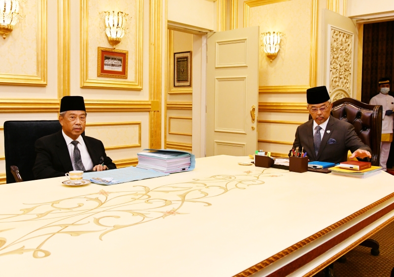 首相慕尤丁(左)向国家元首苏丹阿都拉陛下简报政府准备11月6日在下议院提呈的2021财政预算案内容。