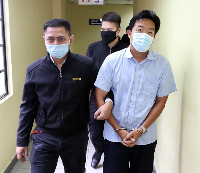 43岁新加坡籍工厂董事试图以100令吉贿赂移民局官员，最终换来监禁2个星期及罚款1万令吉的刑罚。