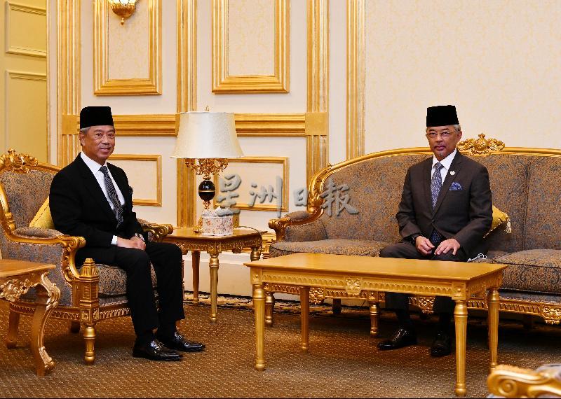 首相慕尤丁(左)在每周三内阁会议前觐见元首陛下，汇报内阁即将讨论的课题。