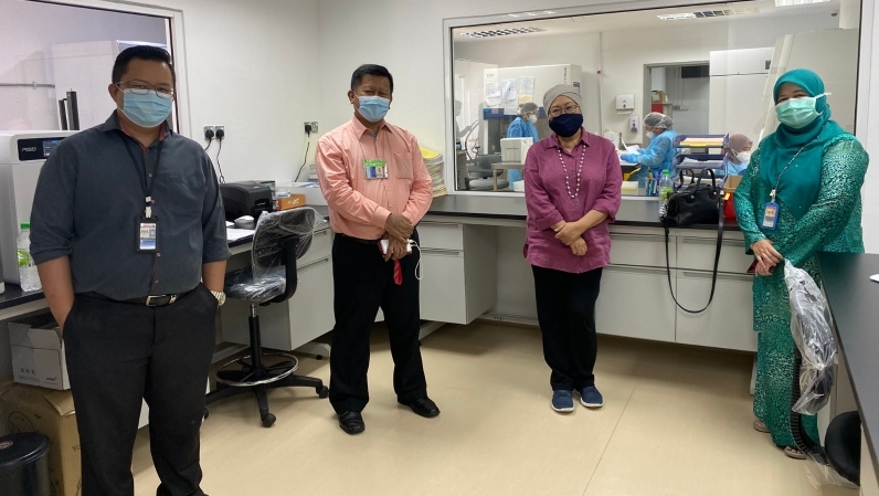 仄米拉（右二）参观公共卫生实验室，在保持人身距离下，与实验室专员合照。
