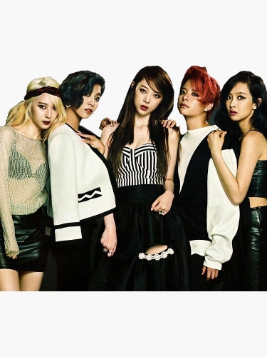 f(x)的雪莉（中）在6年前的7月闹出退团风波，SM娱乐在8月就推出新女团Red Velvet。

