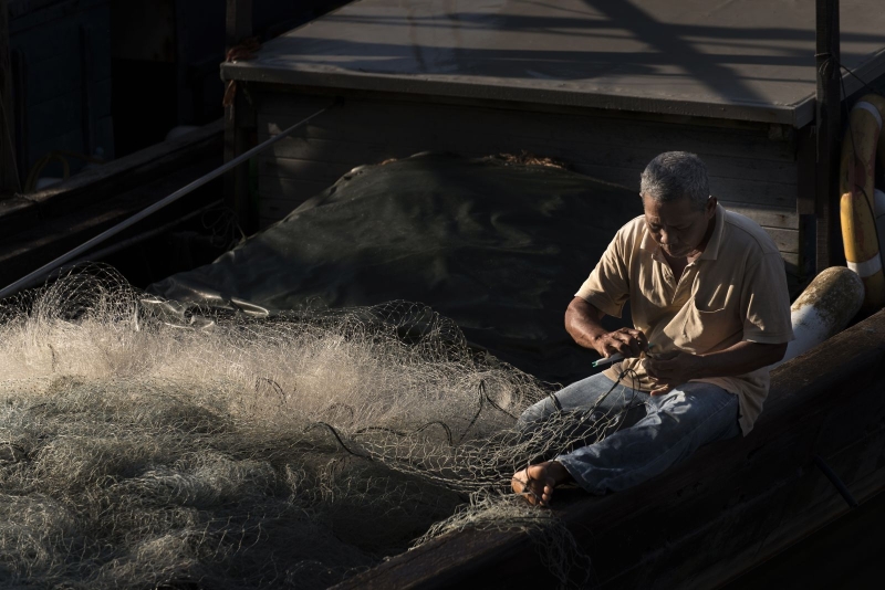 麻坡巴冬渔村补渔网一隅。