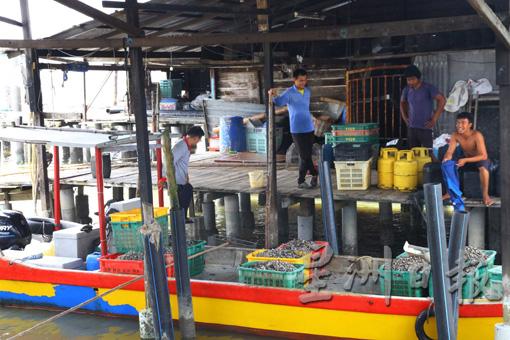 对仍居住在老港的年轻渔民来说，没水没电不是问题，最重要的是一个舒服自在的居住环境。