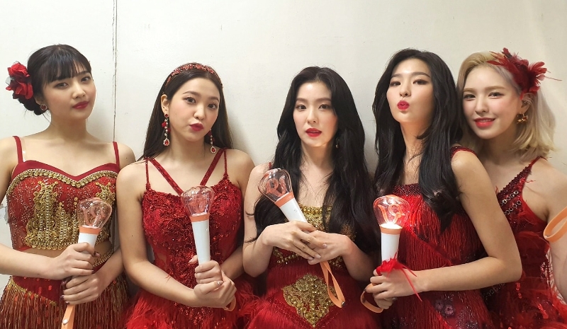 Red Velvet成员Irene（中）日前被资深造型师大爆其目中无人，目前处于停工状态，SM娱乐就预告要在11月推出新人女团aespa。
