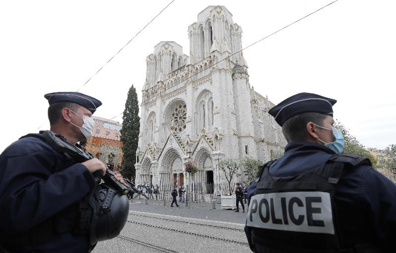 法国警方在发生持刀袭击事件的尼斯圣母院教堂驻守。（图：法新社）