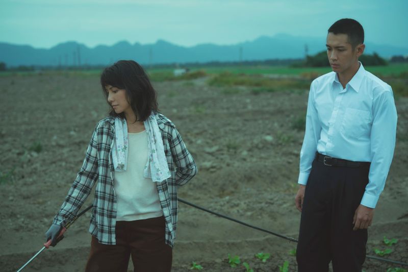 44岁李心洁（左）在片中扮演农妇，并与29岁的柯震东（右）上演姐弟恋。