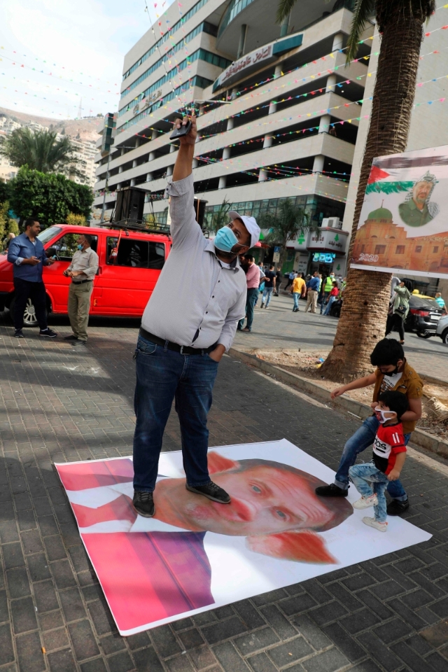 恰逢穆罕默德先知誕辰日，在巴勒斯坦街道上，有民眾踐踏馬克龍的惡搞肖像洩憤。（法新社照片）