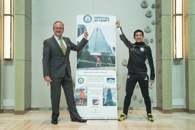 苏为庆（右）将尝试在11月18日于吉隆坡的四季酒店打破男子1小时垂直爬楼梯最高的健力世世界纪绿，图为他与四季酒店总经理波蒂厄斯合照。