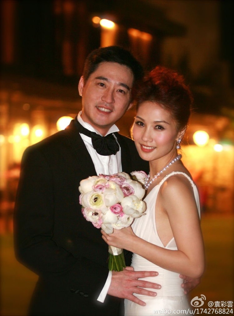 袁彩云与老公Anthony在朋友介绍下认识，两人在2009年结婚，婚后定居温哥华。