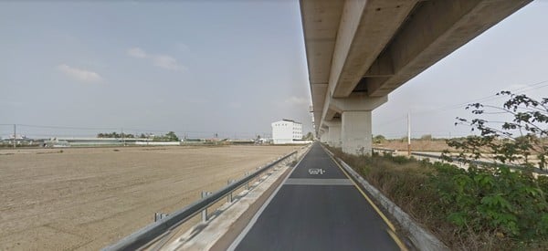 长荣大学旁的台铁便道附近人烟稀少，且入夜后相当黑暗。（图／翻摄Google Maps）