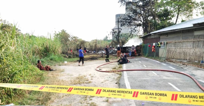 连赶两场的消拯员在成功扑灭李金狮村的大火后，累得直接坐在地上喘气。