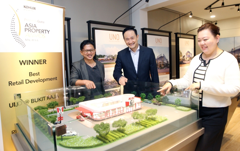 朱宝龙（左起）、梁世民及黄秋萍，向记者展示模拟复古肯德基快餐店。