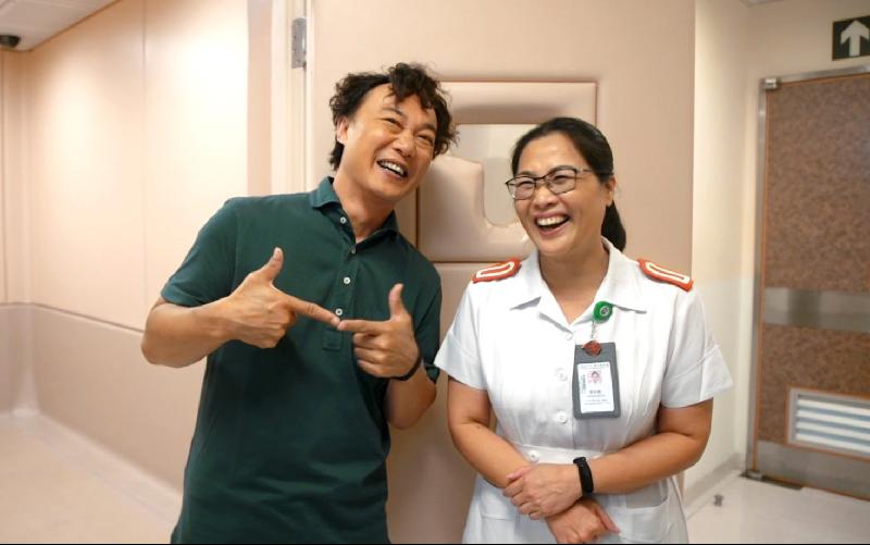 陈奕迅走访青山医院，自嘲来拿药。