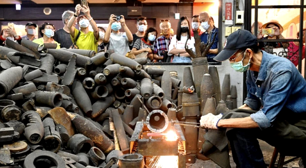 Wu Tseng-dong shows tourists the making of a knife from cases of Chinese artillery shells. AFP Wu Tseng-dong shows tourists the making of a knife from cases of Chinese artillery shells. AFP